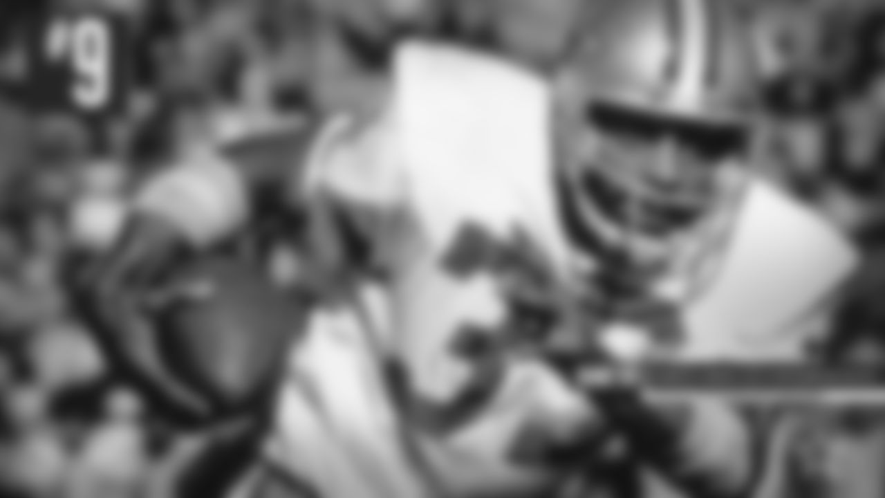9. Duane Thomas (23rd overall, 1970) – He played just two seasons with the Cowboys, but they were definitely productive. As a rookie in 1970, Thomas led the NFL with a 5.3 yard average and then led the league in rushing TDs in 1971 with 11. Both of his seasons saw the Cowboys make the Super Bowl, including a title-winning campaign in 1971. But off-the-field conflicts with the organization led to Thomas going to another team after two seasons.