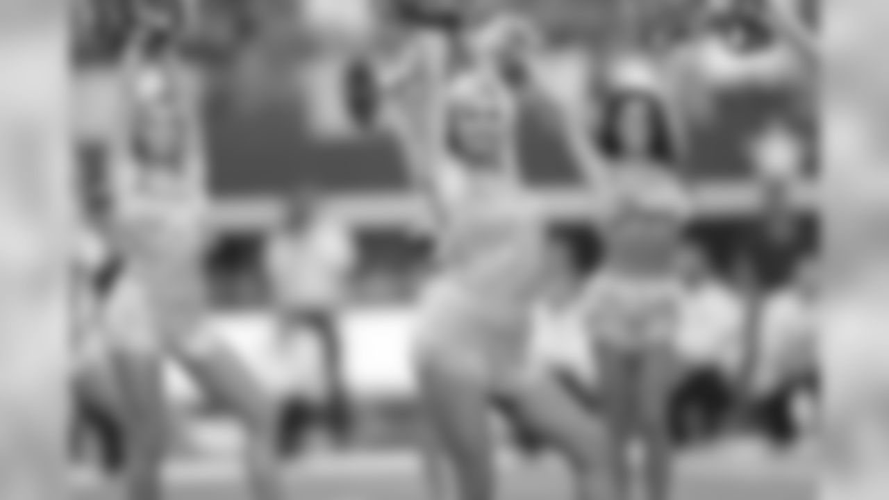 temp20141005_DAL_cheers_BCA_halftime56_Samantha.jpg