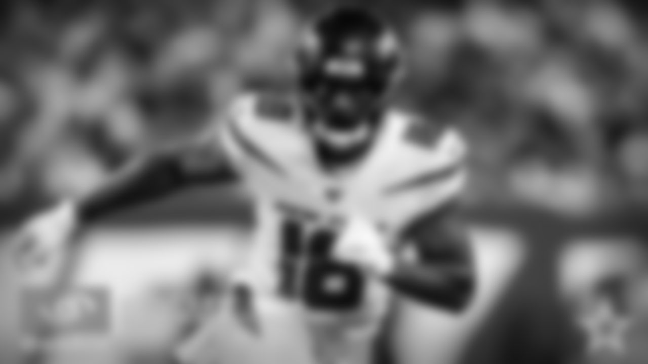 Adam Gase had an answer for Kris Richard and his "Robber" defense. Richard tried to take away the underneath routes by playing Jeff Heath in the middle of the field. Heath attacked a crossing route by Jamison Crowder, but it opened up space behind him -- which allowed Demaryius Thomas the opportunity to work Byron Jones to the inside. The Jets picked up the twist, which allowed Darnold a clean pocket in order to make the throw to Thomas for a sizeable gain.