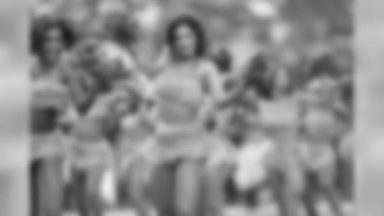 temp20141005_DAL_cheers_BCA_halftime49_JenniferE.jpg