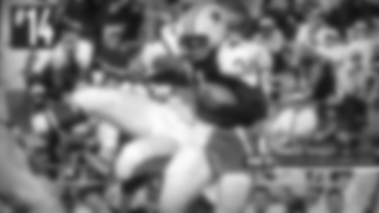 14. Amos Marsh – He was not only one of the first great kick returners in team history, he had the first touchdown from a kickoff return, scoring from 101 yards out against the Eagles in 1962, which is tied for second-longest in Cowboys history.