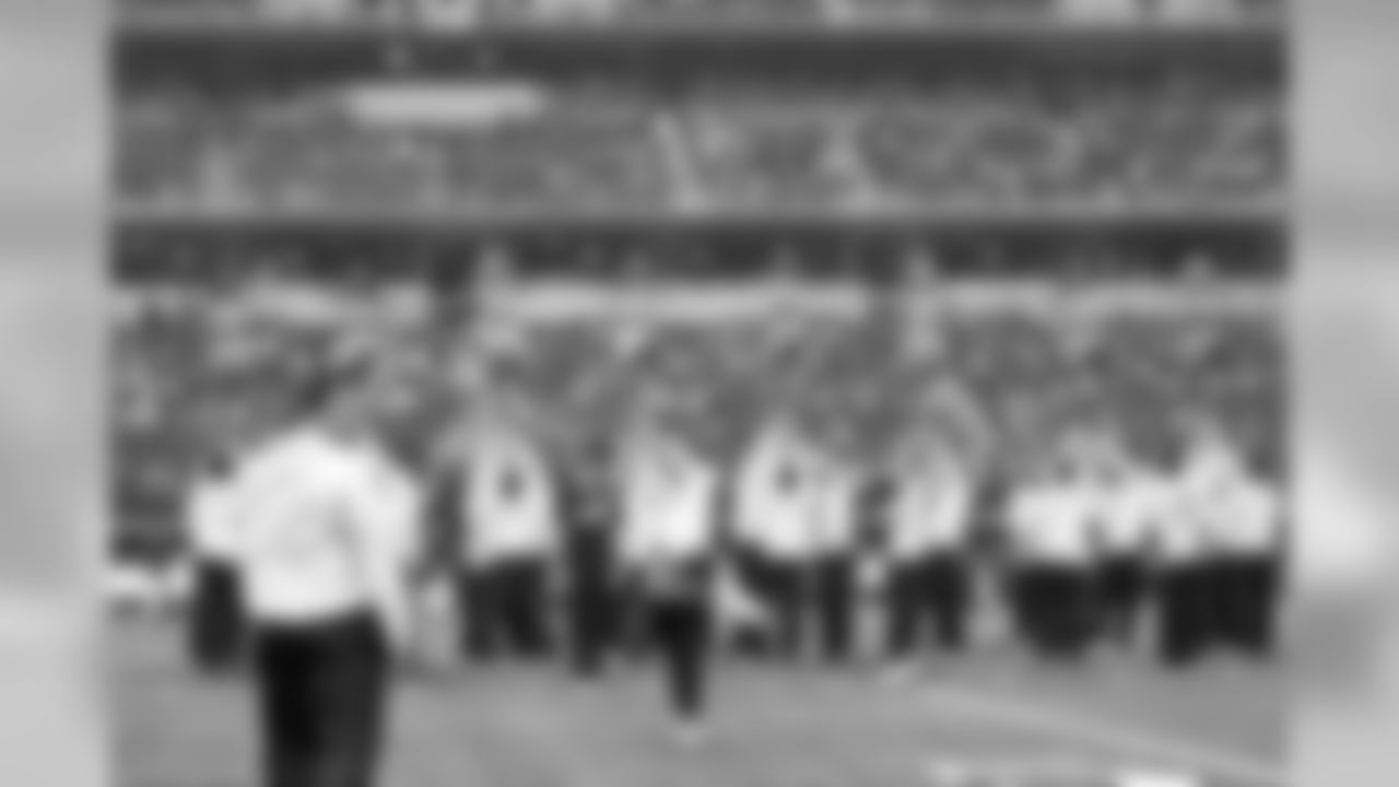 temp20141005_DAL_cheers_BCA_halftime78_team.jpg
