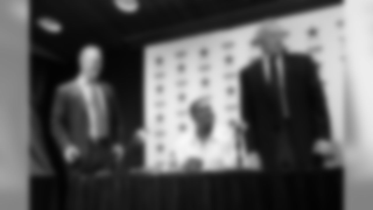 Dallas Cowboys Director of Player Personnel, from left, Stephen Jones, Cowboys first round draft pick Tyron Smith and team owner Jerry Jones, right, during a news conference Friday, April 29, 2011, in Irving, Texas. Friday, Smith was presented a No. 77 jersey by the Cowboys, a day after the 20-year-old offensive tackle from Southern Cal was the ninth overall draft pick. (AP Photo/Tony Gutierrez)