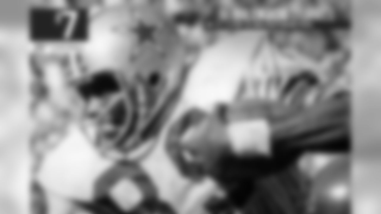 Billy Joe DuPree – While the Cowboys said goodbye to the greatest tight end in club history, if not the NFL's all-time best, they picked a really good one in the early 70s, getting DuPree with the 20th pick. He wasn't always the Cowboys' only tight end option, but he did start a game and catch at least one TD in each of his 11 seasons in Dallas.