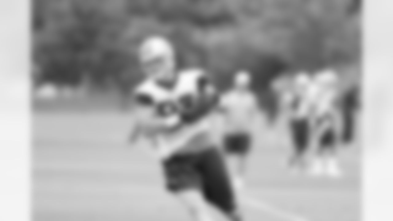 Tight end Jason Witten runs through drills.