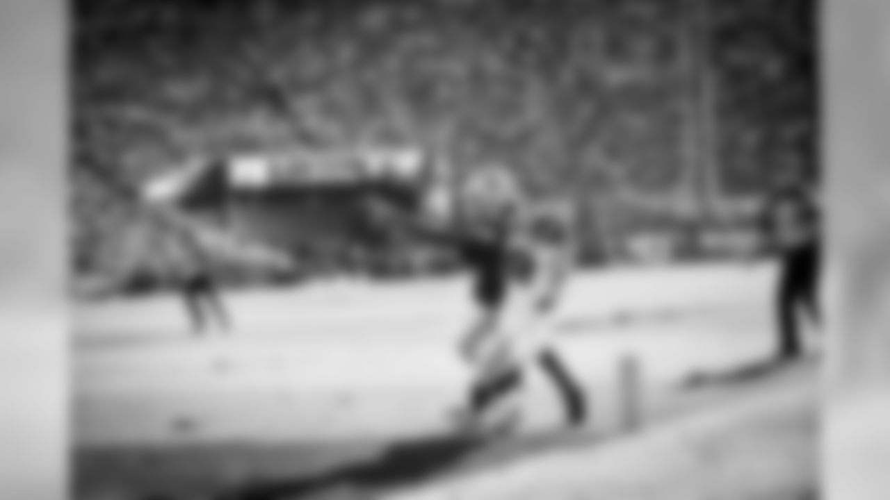 2016_cowboys_rams_dez_byrant_selects_jj1133.jpg
