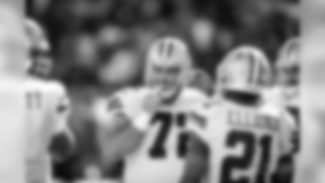 Dallas Cowboys center Travis Frederick (72) during an NFL football game between the Dallas Cowboys against the San Francisco 49ers in Santa Clara, Calif., Sunday, Oct. 22, 2017. (Tom Hauck via AP)