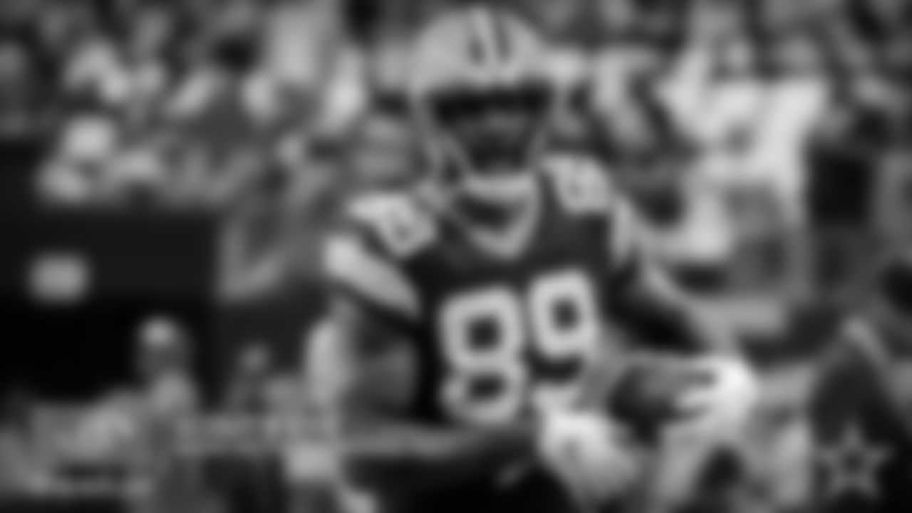 The Cowboys' opponents are getting very creative with the way they're running their screen packages to slow down the Cowboys' pass rush. Matt LeFleur caught Kris Richard in man coverage and popped one to Marcedes Lewis off a motion as if he was going to block. As Lewis moved across the formation, Vander Esch followed him but ran into Joe Thomas who kept Vander Esch from getting to the outside in order to pick him up. With Vander Esch out of the picture there was nobody in position to keep Rodgers from getting him the ball for a sizeable gain.