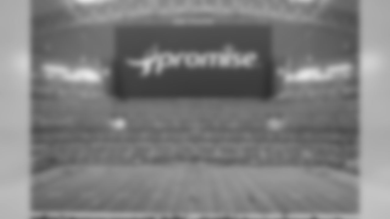 temp20141005_DAL_cheers_BCA_halftime02.jpg