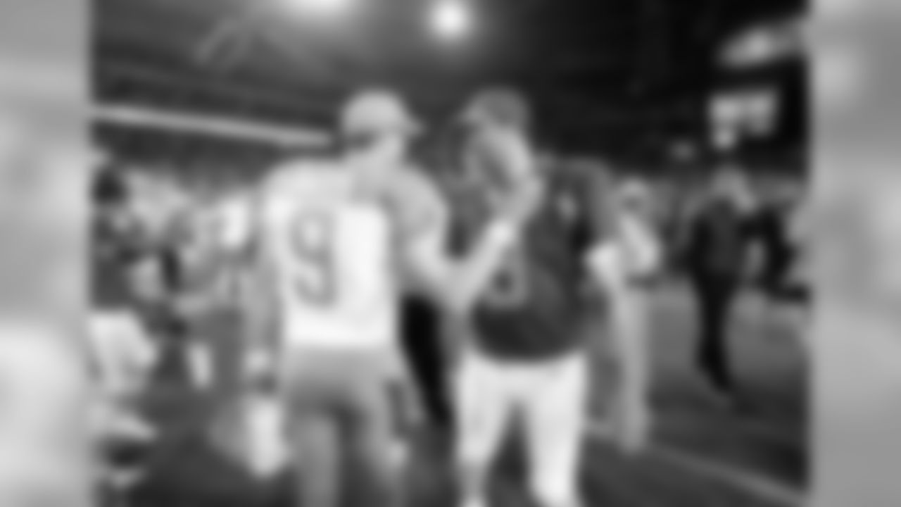 New Orleans Saints quarterback Drew Brees (9) of Team Carter greets Dallas Cowboys quarterback Tony Romo (9) of Team Irvin following the 2015 NFL Pro Bowl game at the University of Phoenix Stadium on Sunday, January 25, 2015 in Glendale, AZ. (AP Photo/Ben Liebenberg)