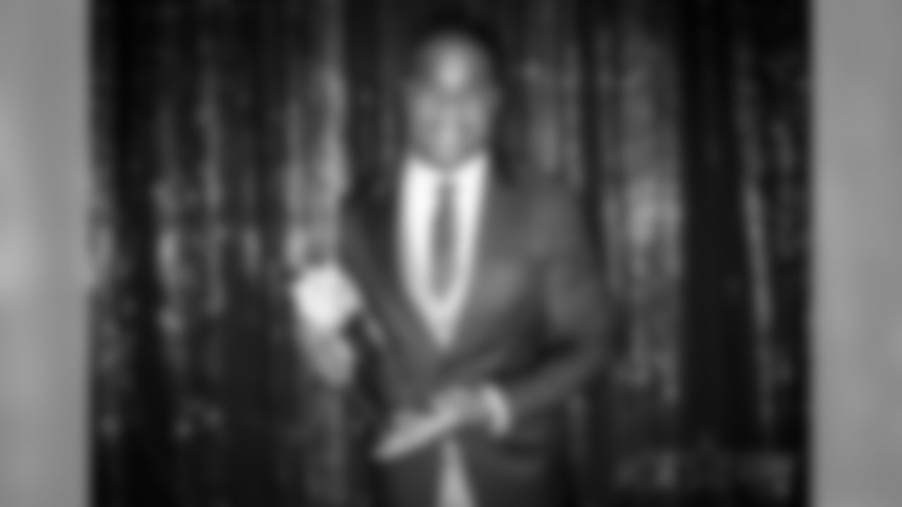 Dallas Cowboys running back DeMarco Murray poses for a photograph with the AP Offensive Player of the Year award during the 4th Annual NFL Honors awards show at the Phoenix Symphony Hall on Saturday, January 31, 2015 in Phoenix, AZ. (AP Photo/Ben Liebenberg)