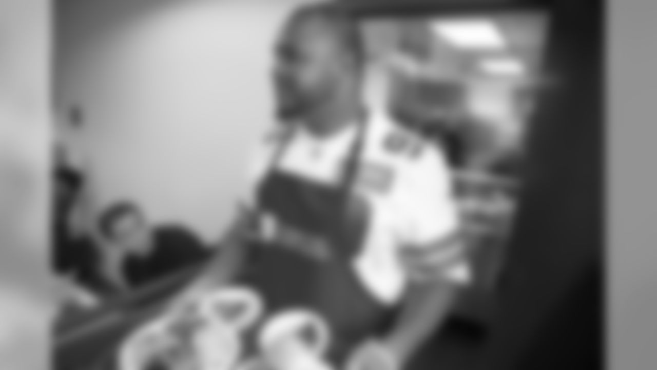 16 November 2015: Views
of the Dallas Cowboys serving lunch at The Salvation Army Carr P. Collins Social Service Center in Dallas, Texas. Photo by James D. Smith/Dallas Cowboys