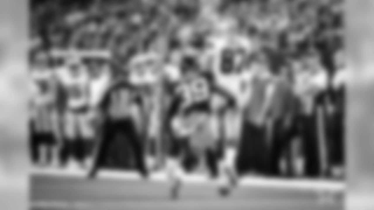 Geoff Swaim – Before his season-ending wrist injury, Swaim was starting to look like a starting tight end. The Cowboys will want him back and it's unlikely they will get into a bidding war with anyone, mainly because of his injury history.