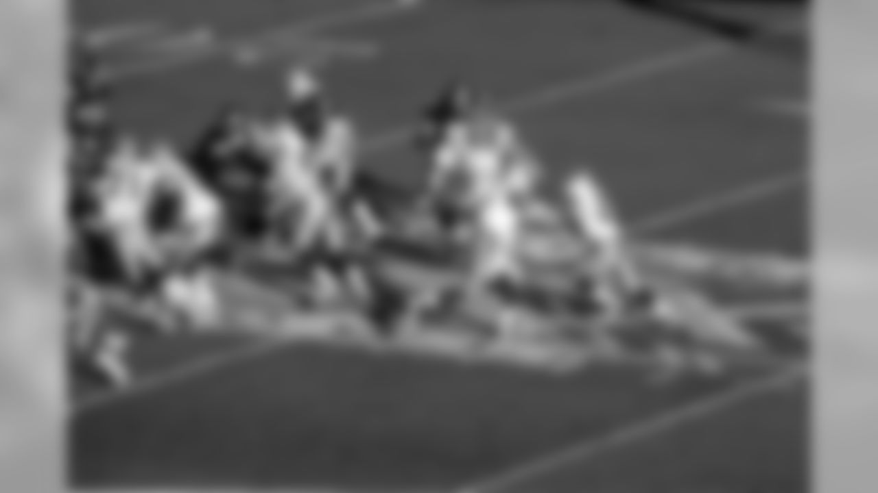 January 26, 1996: Runnning back Emmitt Smith #22 of the Dallas Cowboys runs upfield against the Pittsburgh Steelers in Super Bowl XXX at Sun Devil Stadium on January 28, 1986 in Tempe, Arizona. The Cowboys defeated the Steelers 27-17. (Icon Sportswire via AP Images)