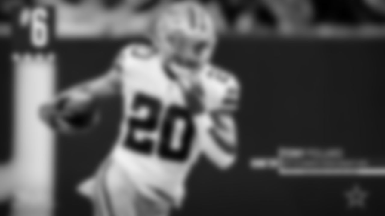 6. Tony Pollard – After missing a game due to a foot injury, Pollard looked like his old self again, leading the Cowboys with 74 rushing yards on just 12 carries, along with three more receptions for 13 yards. Pollard had a few big runs, including a 17-yarder around the corner. The 1-2 punch of Pollard and Zeke helped the Cowboys rush for 124 yards.