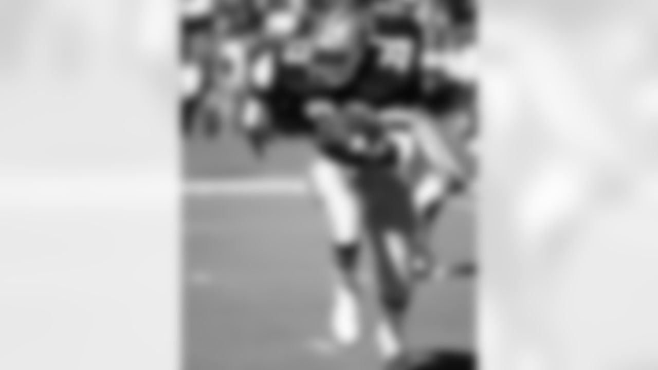 Dallas Cowboys Hall of Fame running back Tony Dorsett (33) runs upfield during an NFL game against the Philadelphia Eagles, Oct. 19, 1986. The Cowboys defeated the Eagles 17-14 at Veterans Stadium in Philadelphia. (AP Photo/NFL Photos/Kevin Reece)