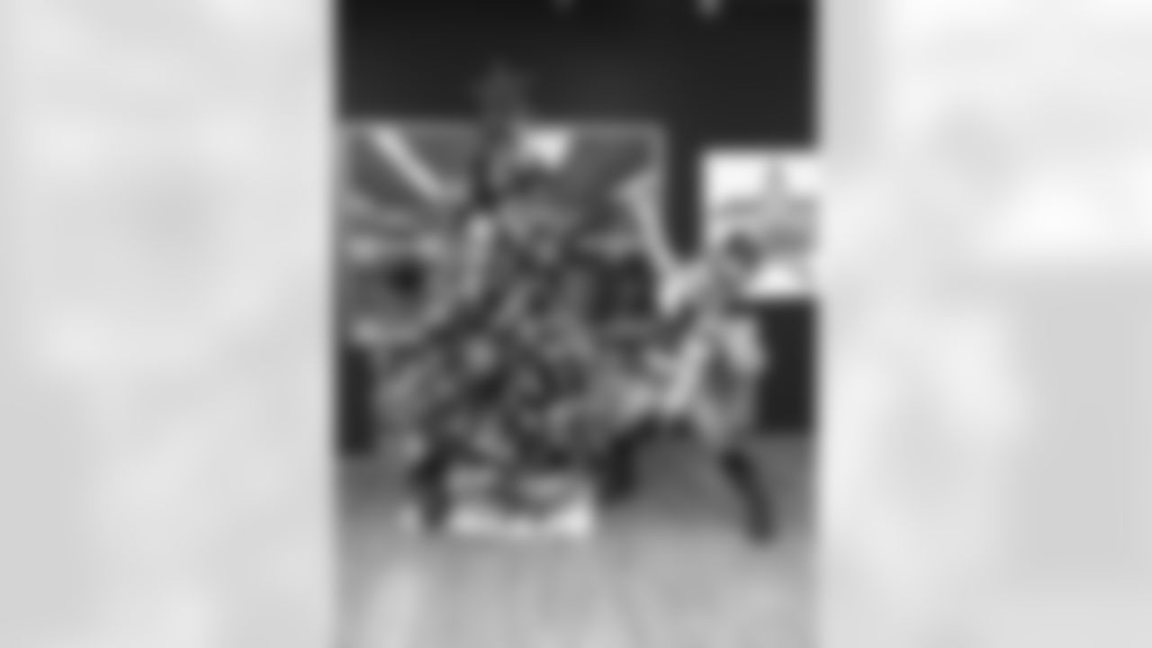 rowdy_photo_-_rowdy_showcasing_christmas_tree_at_dcc_studio_2014_0.jpg