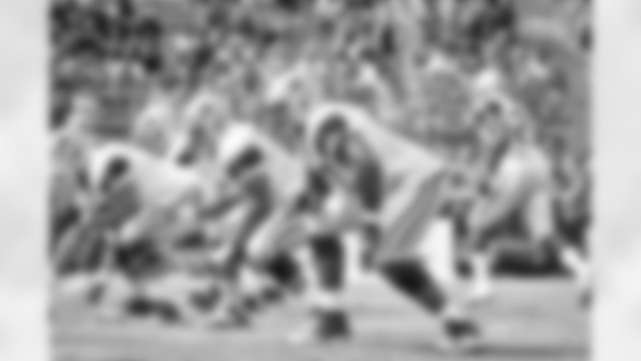 08022015_training_camp_afternoon_tyron_smith_jj756.jpg