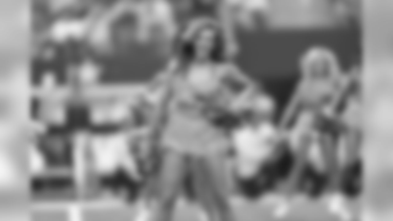 temp20141005_DAL_cheers_BCA_halftime26_JenniferA.jpg