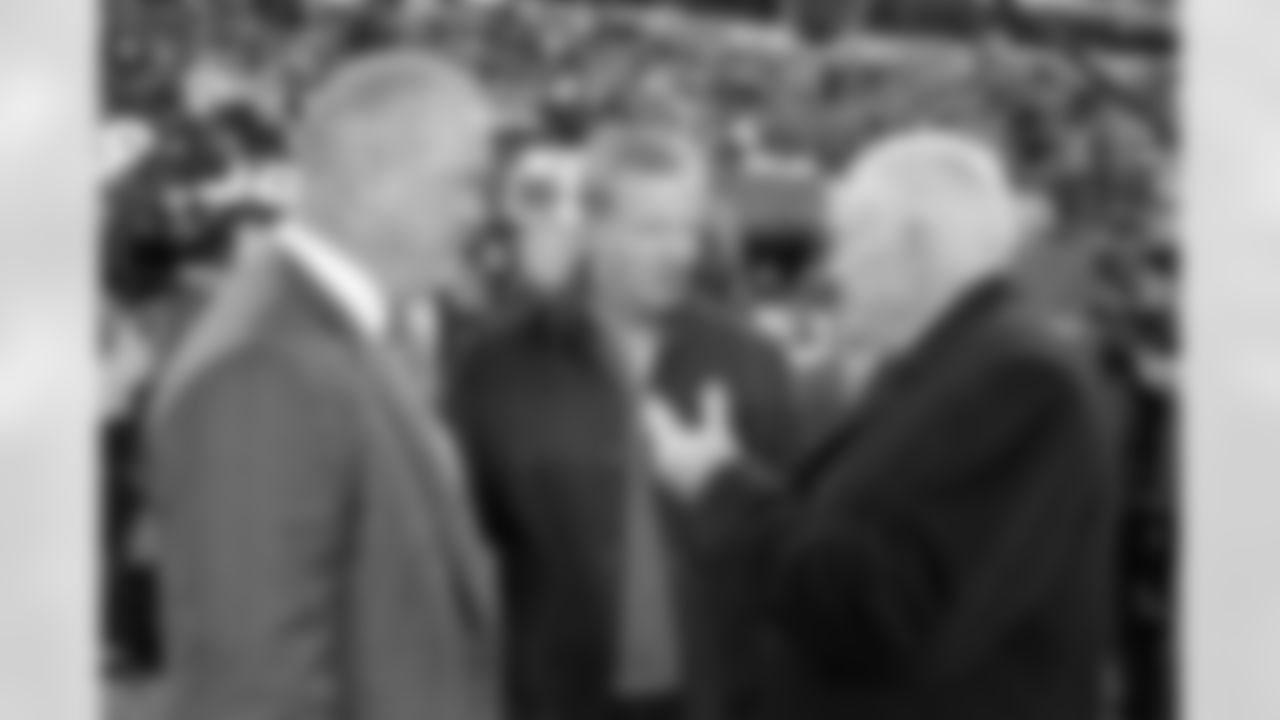 jerry_jones_roger_goodell_20141123_dal_nyg_quickies037.jpg