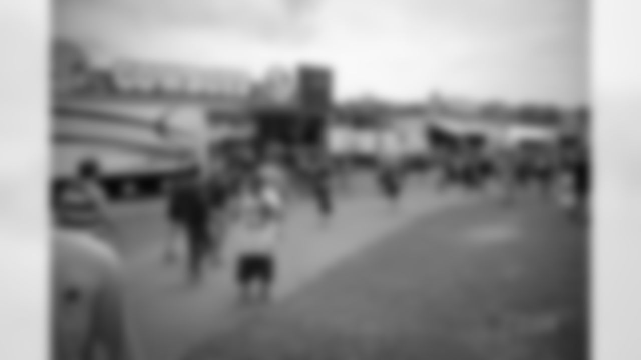 20160807_dal_fans_midway37_0.jpg