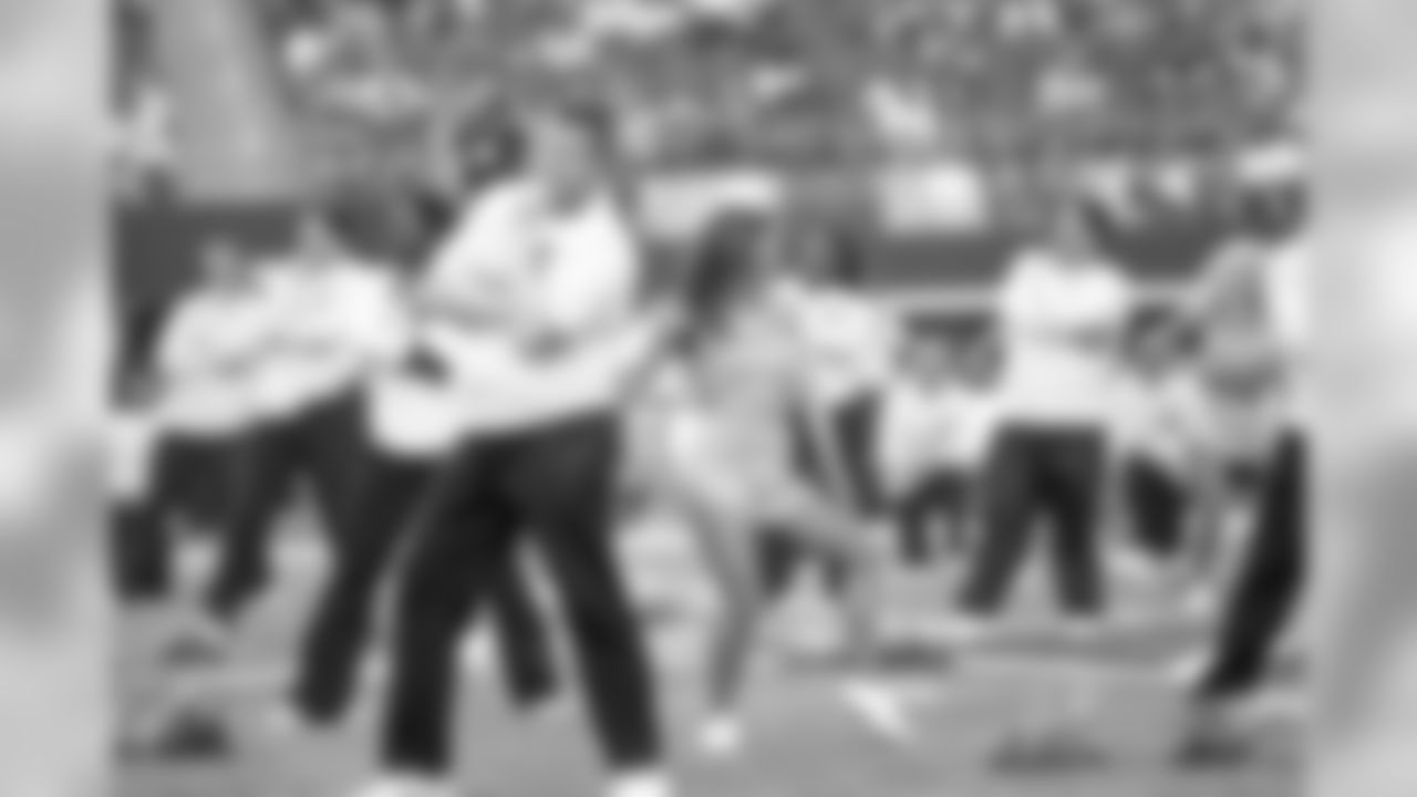 temp20141005_DAL_cheers_BCA_halftime75_JenniferA.jpg