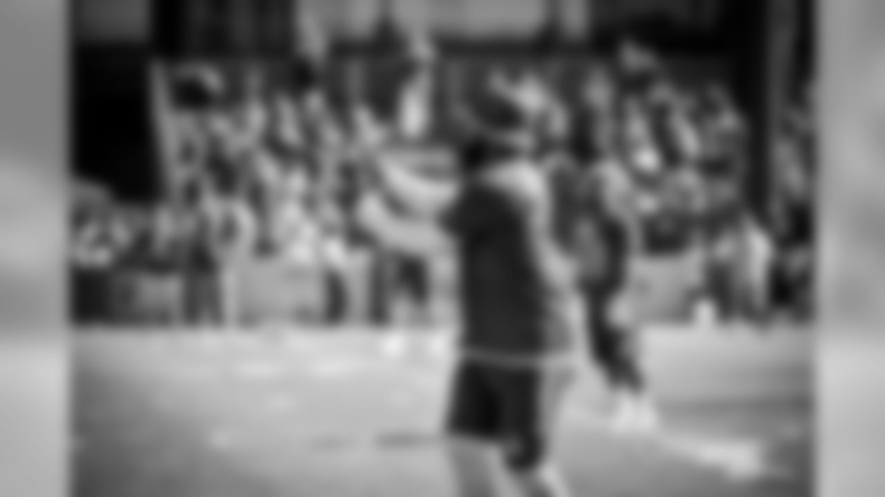 20170126_probowl_ezekiel_elliott_selects_jj28644.jpg