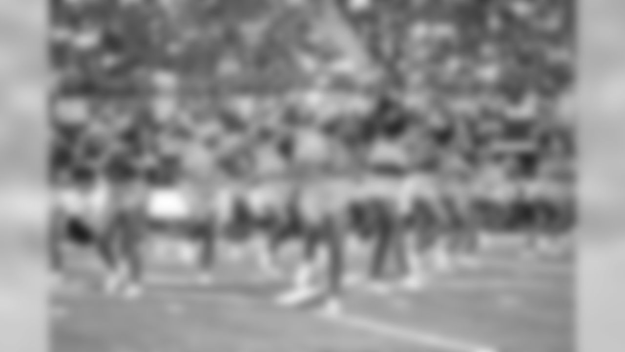 temp20141005_DAL_cheers_BCA_halftime08_Holly.jpg