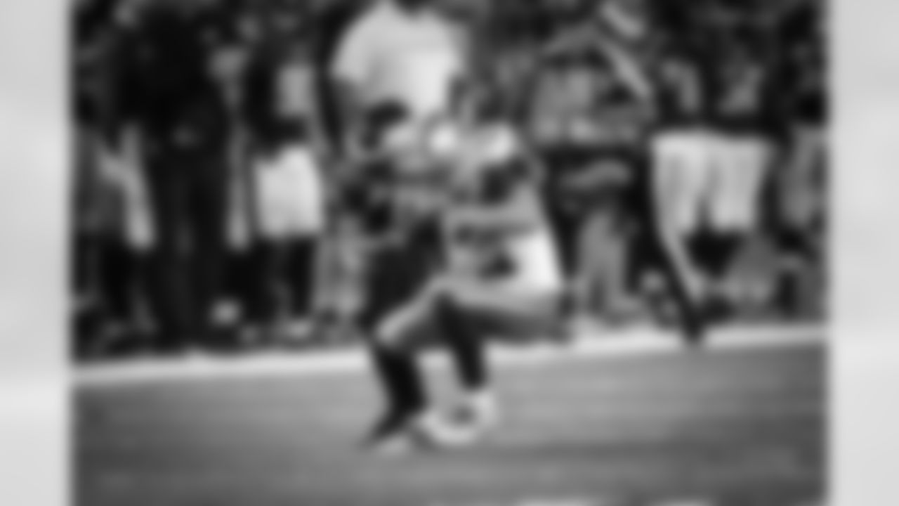 20161030_dal_vs_phi_cole_beasley_selects_jj2261.jpg