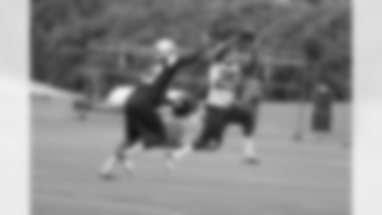 RB Lance Dunbar reaches for the ball during practice.