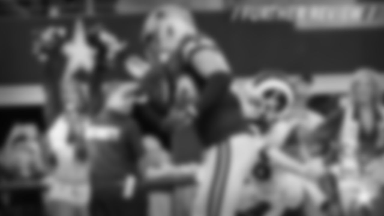 Turning Point: Facing third-and-10 at the Rams' 19, it looked like the Cowboys might have to settle for a field goal in the red zone – a concerning trend in their previous losses. That's when tight end Jason Witten made a circus one-handed catch and spun into the end zone for a touchdown, giving Dallas an early 7-0 lead. The Cowboys went on to score points on their next four drives – only the second time this season they've scored on five straight possessions.