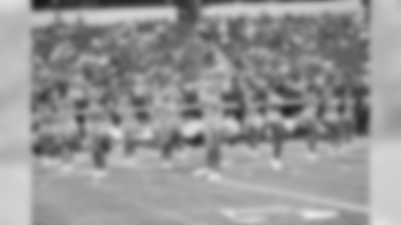temp20141005_DAL_cheers_BCA_halftime10_Holly_team.jpg