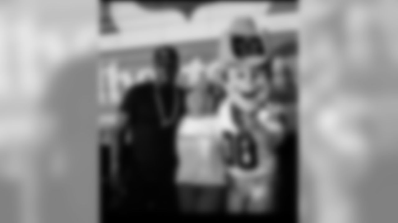 rowdy_photo_-_dez_thanxgiving_0.png