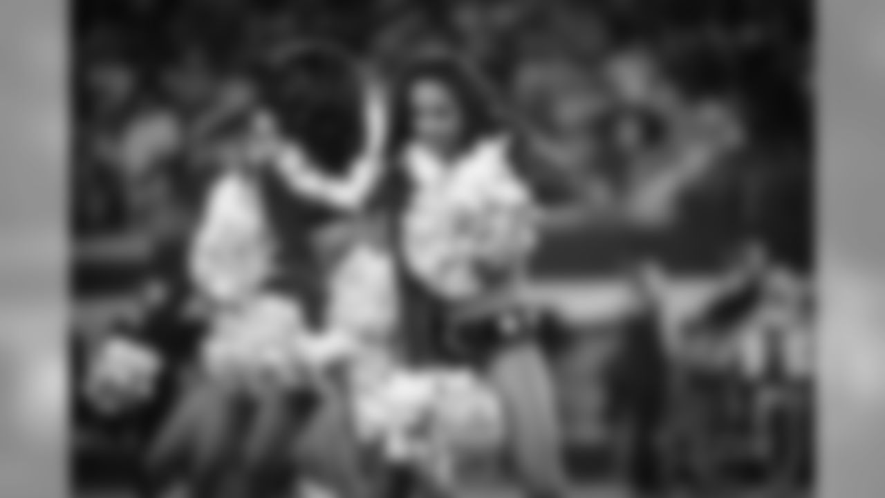 20161218_dal_cheer_all_jj17260.jpg