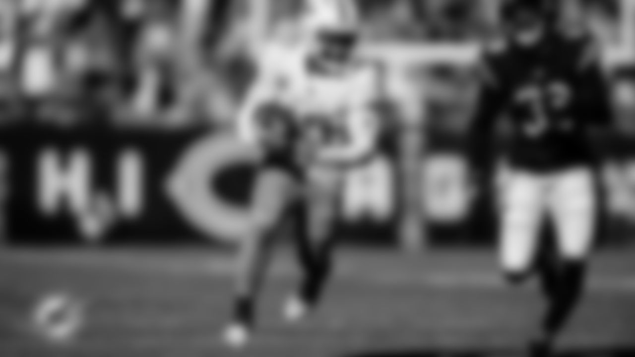 ÅÝܽÊÓÆµ Dolphins wide receiver Tyreek Hill (10) runs the ball during an NFL football game against the Chicago Bears, Sunday, Nov. 6, 2022 in Chicago. (ÅÝܽÊÓÆµ Dolphins via AP)