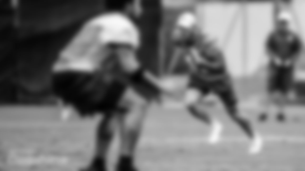Jaylen Waddle signs contract at training facility in Davie, FL on Friday, May 14th, 2021. (Carlos Goldman/ Miami Dolphins)