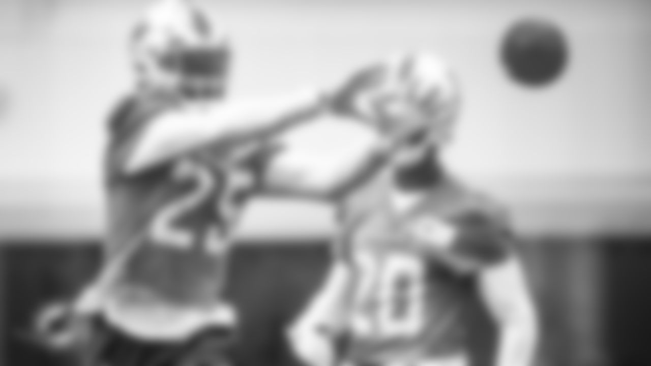 Miami Dolphins cornerback Xavien Howard (25) catches a football during football practice on Wednesday, Dec. 21, 2022 in Miami Gardens, Fla. (Peter McMahon/Miami Dolphins)