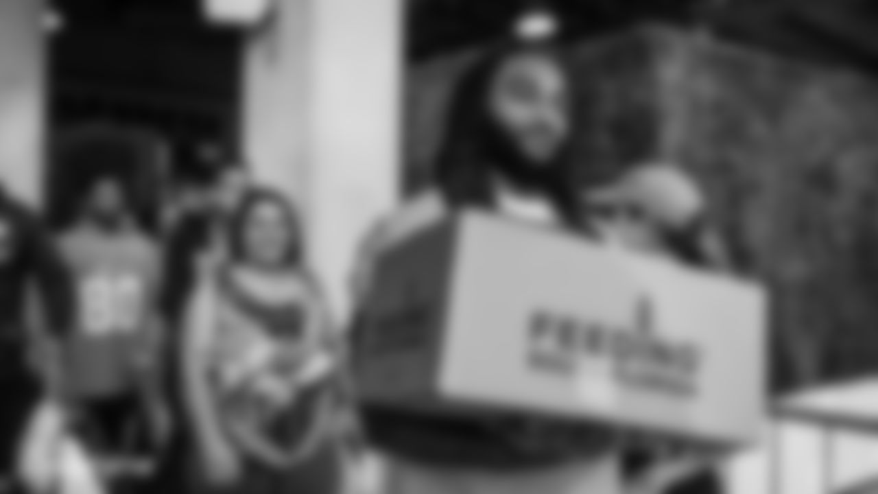 112619-ThanksgivingTurkeyGiveaway-pm148