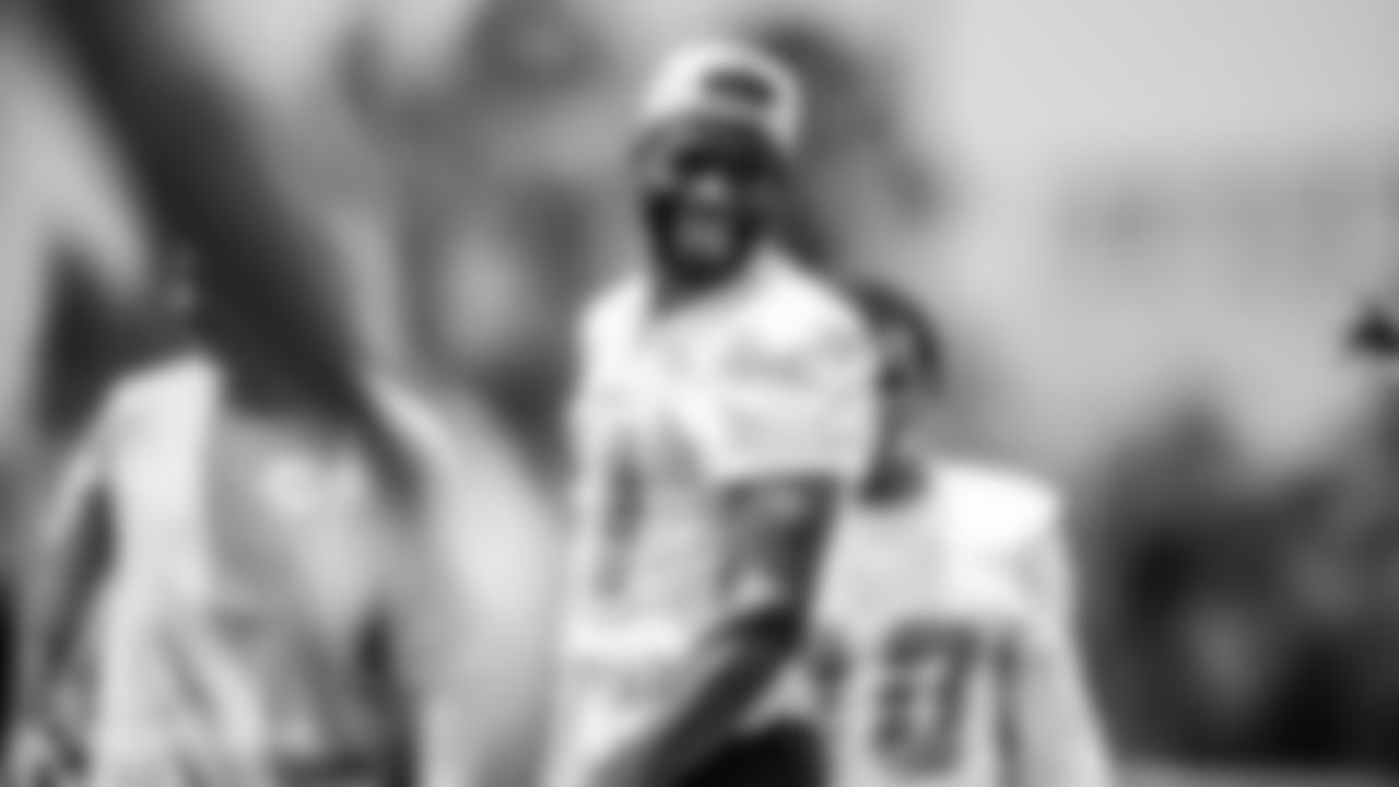 Jaylen Waddle signs contract at training facility in Davie, FL on Friday, May 14th, 2021. (Carlos Goldman/ Miami Dolphins)