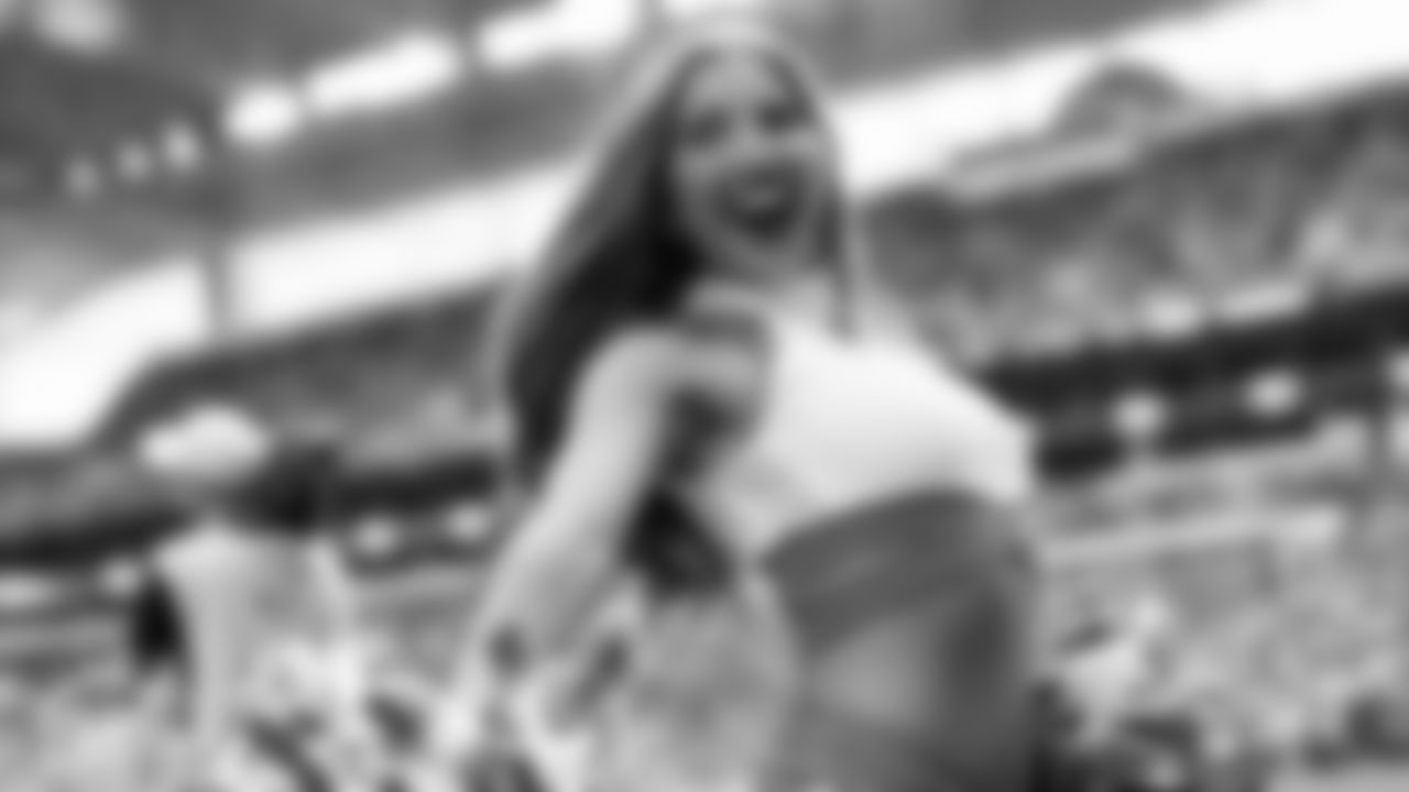 Cheerleader during an NFL week 9 game against the New York Jets at Hard Rock Stadium in Miami Gardens, Florida on November 3rd, 2019. (Peter McMahon/Miami Dolphins)