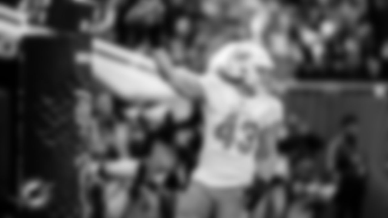ÅÝܽÊÓÆµ Dolphins linebacker Andrew Van Ginkel (43) returns a blocked punt for a touchdown during an NFL football game against the Chicago Bears, Sunday, Nov. 6, 2022 in Chicago. (ÅÝܽÊÓÆµ Dolphins via AP)