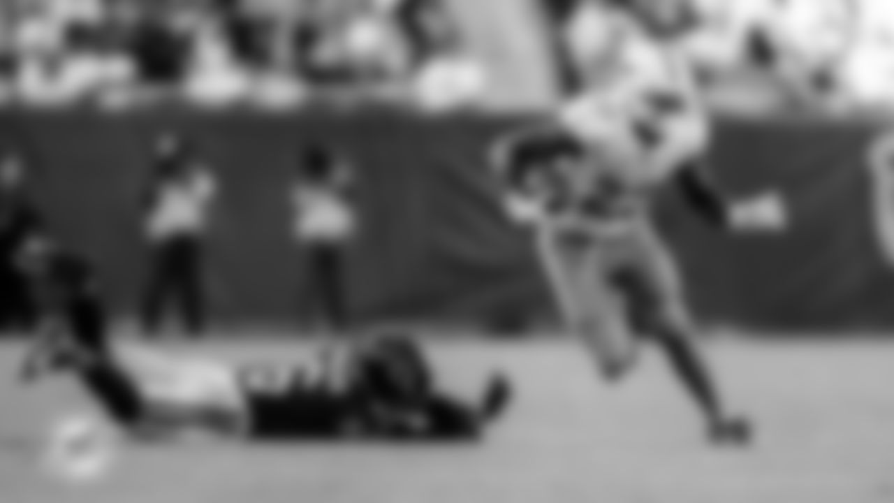 ÅÝܽÊÓÆµ Dolphins runningback Jeff Wilson Jr. (23) runs the ball during an NFL football game against the Chicago Bears, Sunday, Nov. 6, 2022 in Chicago. (ÅÝܽÊÓÆµ Dolphins via AP)