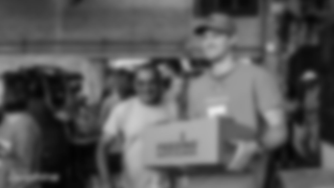 112619-ThanksgivingTurkeyGiveaway-pm336