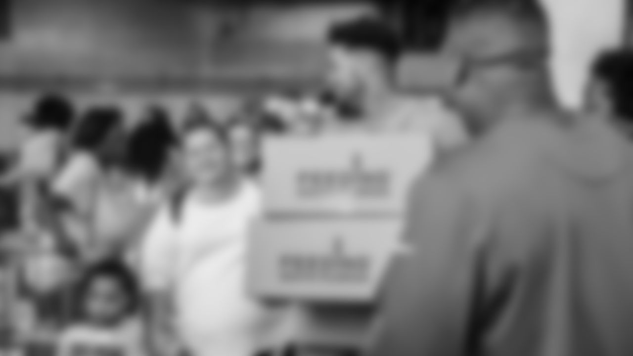 112619-ThanksgivingTurkeyGiveaway-pm403