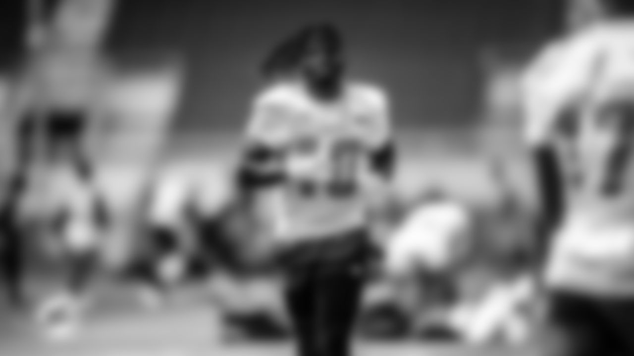 Miami Dolphins wide receiver Tyreek Hill (10)
