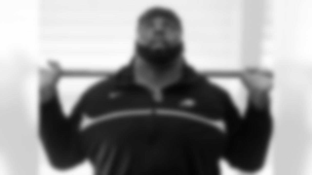 A healthy Jason Peters does his part to get ready for the season ahead