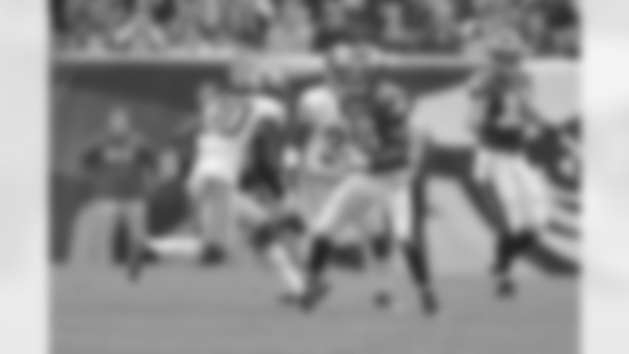 Eagles' WR DeSean Jackson catches a pass for a first down.