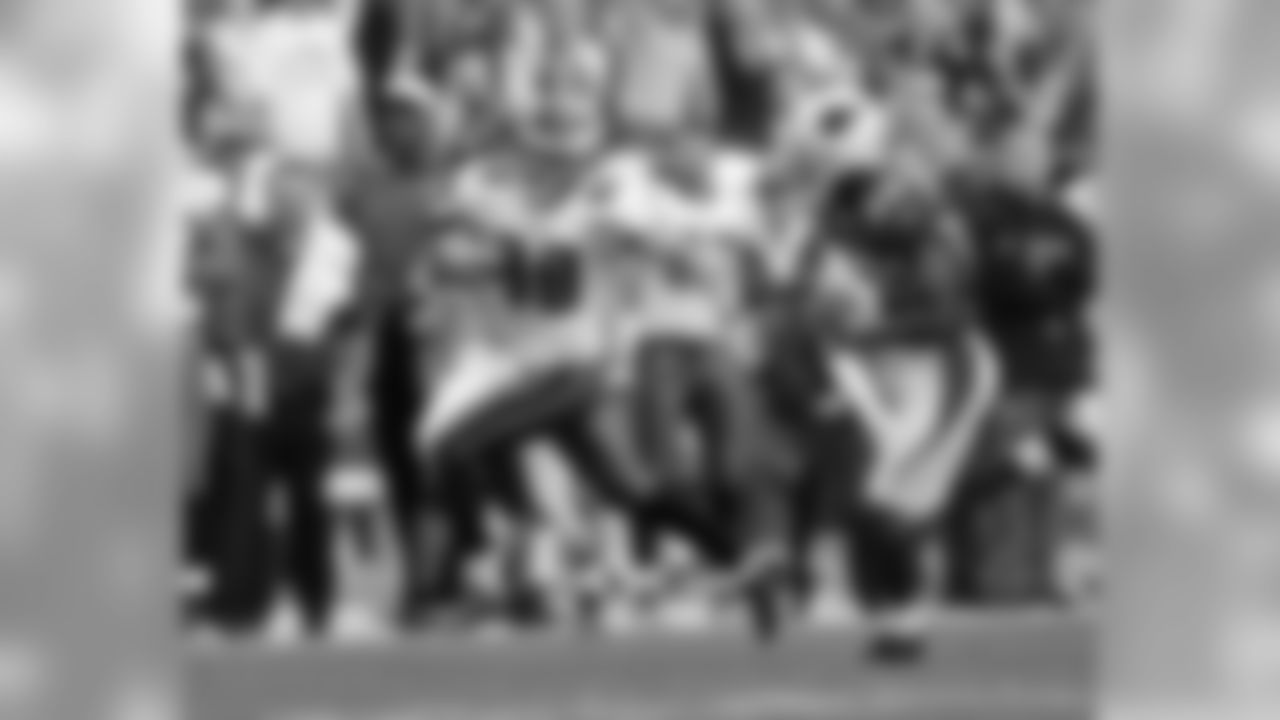 WR Kevin Curtis outraces the Cardinals defender