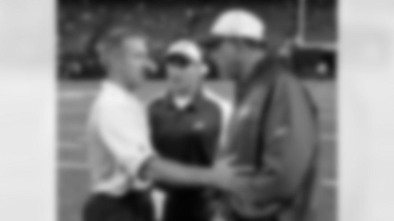 Giants defensive coordinator Steve Spagnuolo, a one-time Eagles assistant, chats with coaches James Urban and David Culley