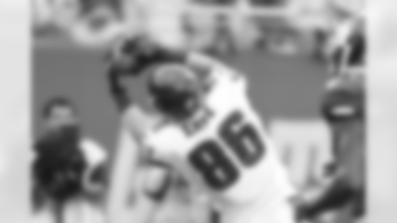 Eagles' TE Zach Ertz makes a catch near the sidelines in the second quarter.